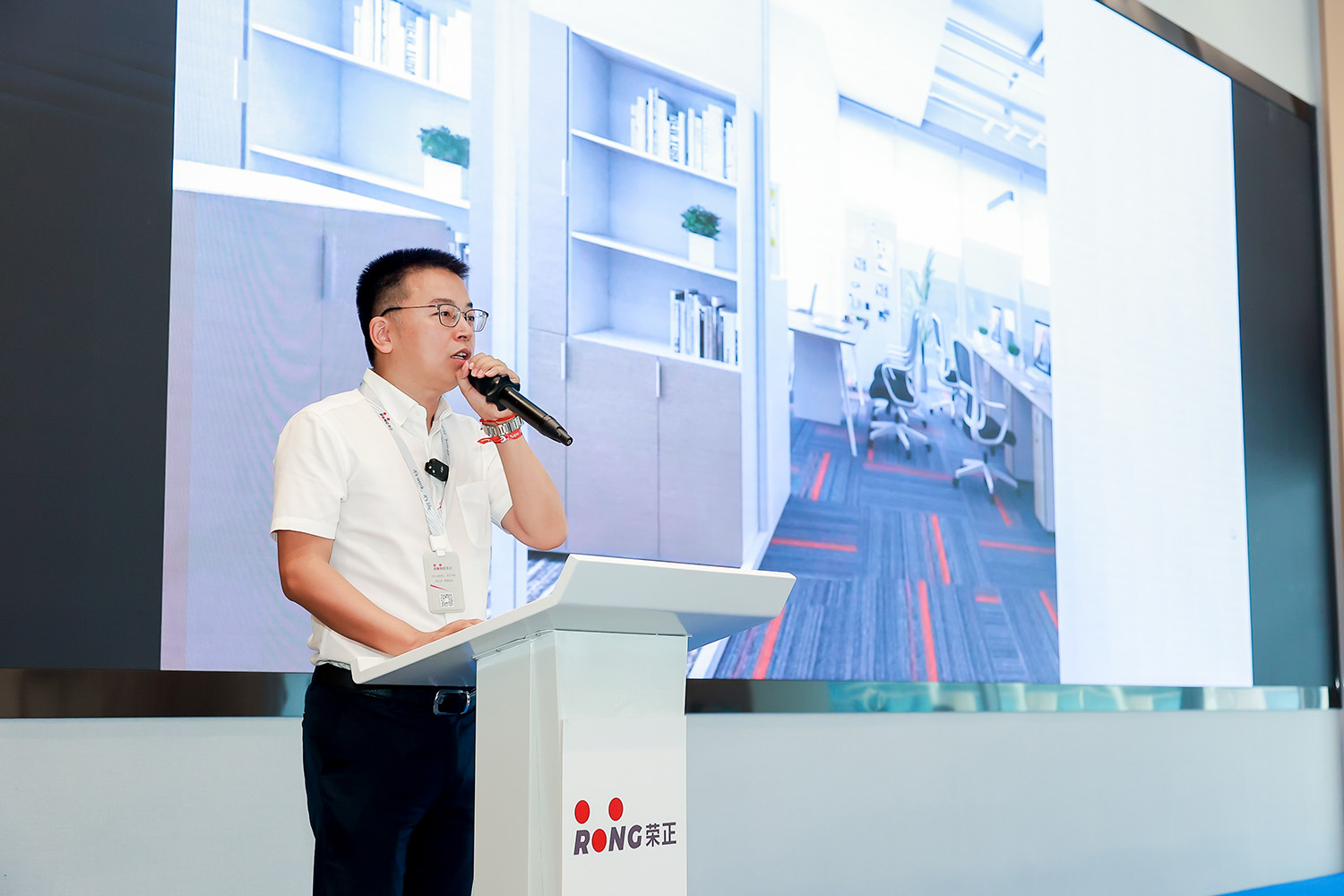 1690789359177283.jpg 演講.JPG